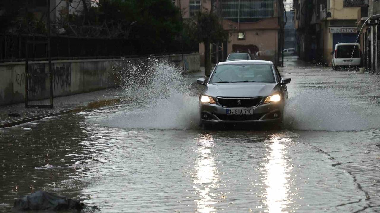 Adana'da sağanak yolları göle çevirdi, bazı apartman bahçeleri suyla doldu