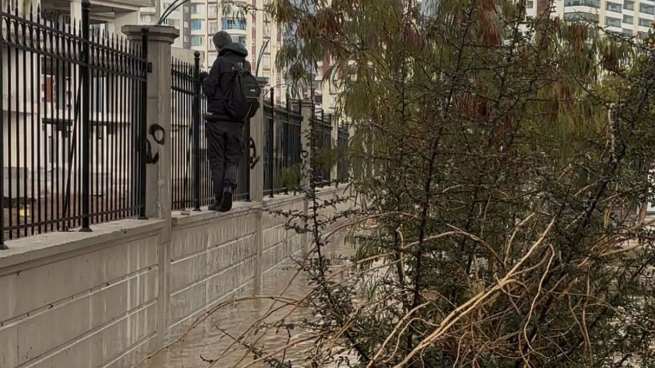 Adana'da sağanak: Yüreğir Devlet Hastanesi önünde su baskını, vatandaş duvar üzerinden geçti