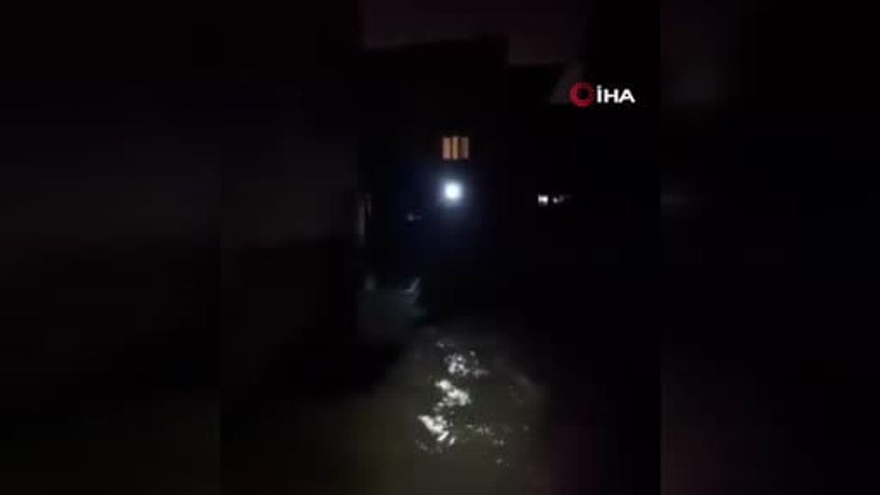 Adana'da sağanak: Yüreğir PTT Evleri'nde su basan evlerde yaşlı ve engelliler kurtarıldı