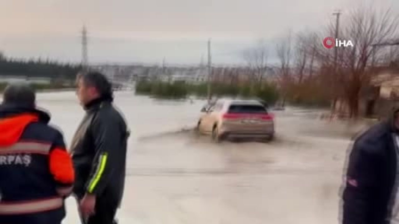 Adana'da sağanakta Buruk Mezarlığı yakınında bir TOGG su birikintisinden geçti