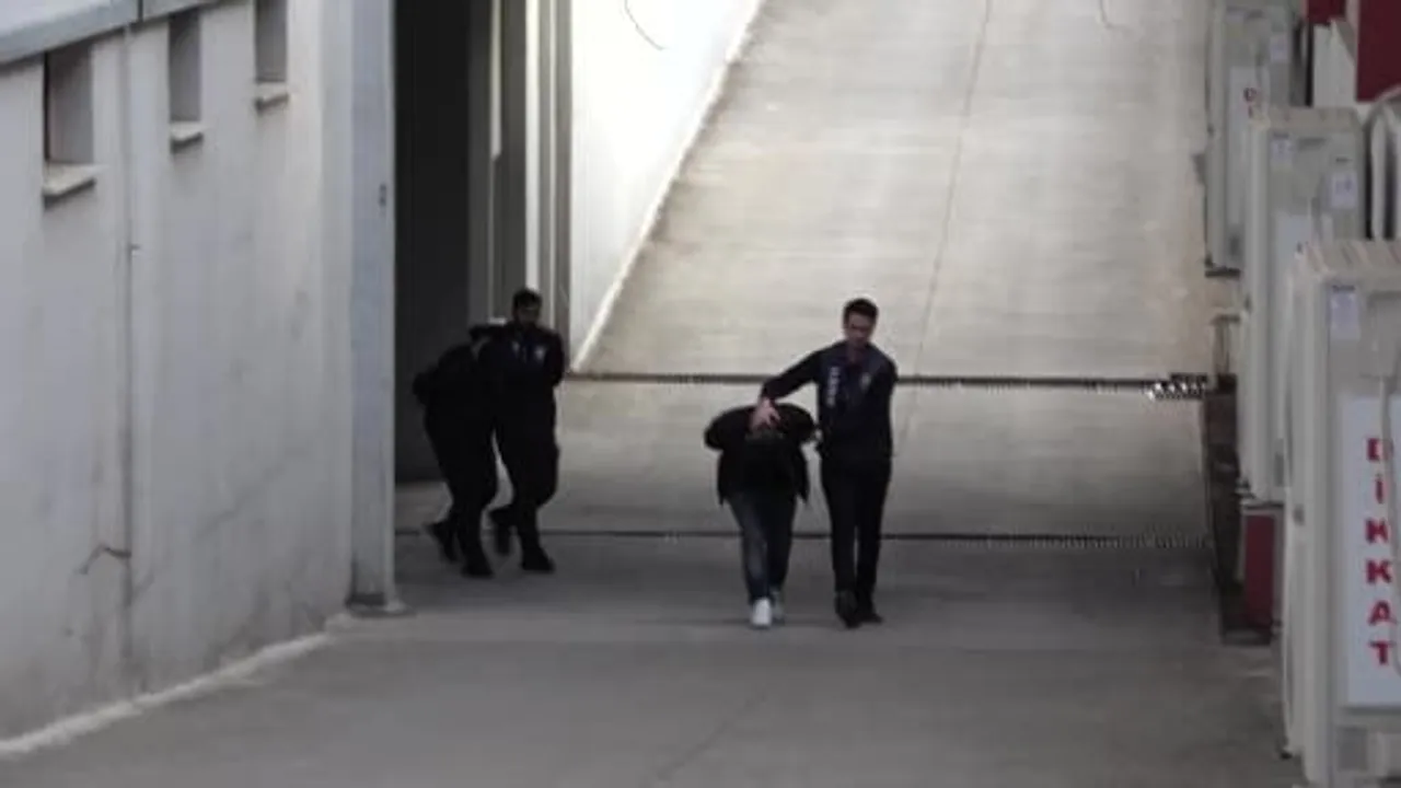 Adana'da 'Sazan Sarmalı' Dolandırıcılık Şebekesi Çökertildi: 7 Kişi Tutuklandı