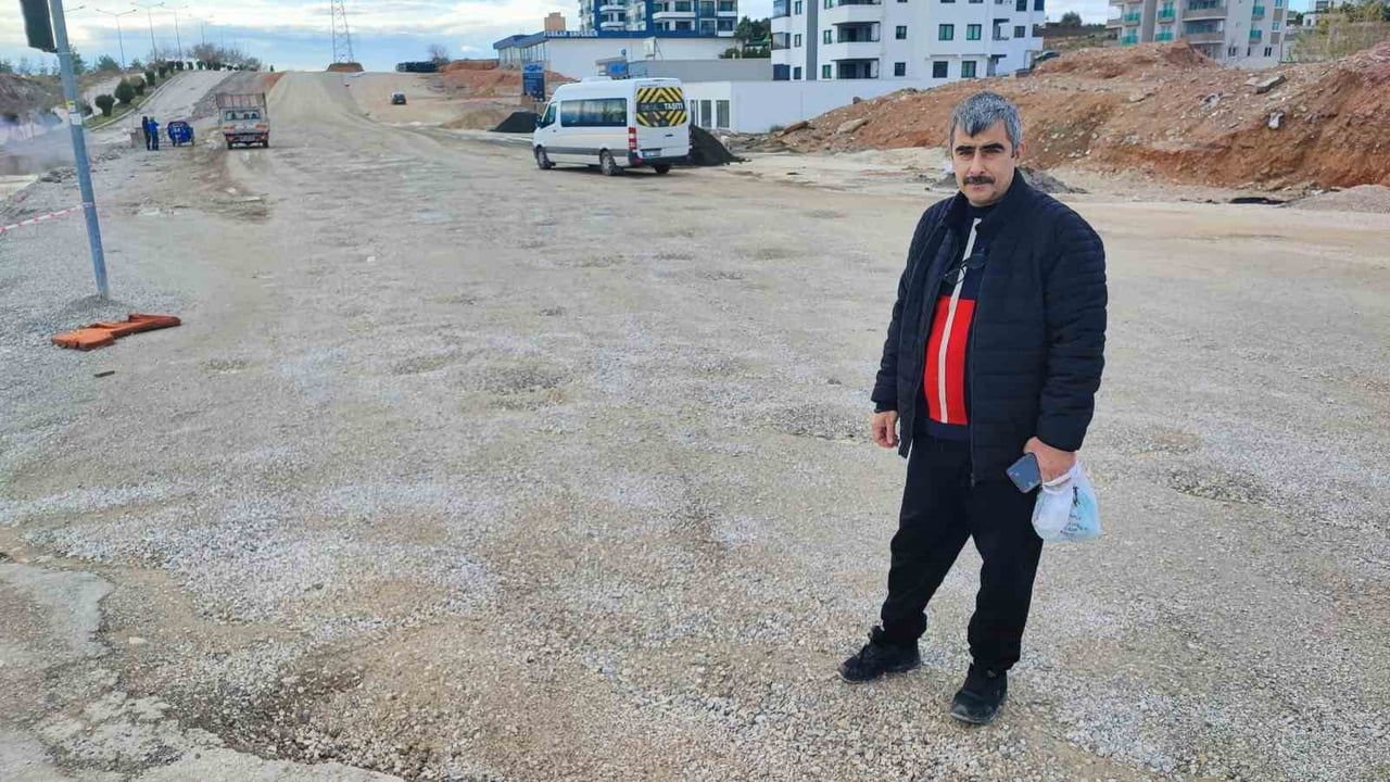 Adana'da su birikintisi nedeniyle yol kapatıldı, yapım aşamasındaki alternatif yol açıldı