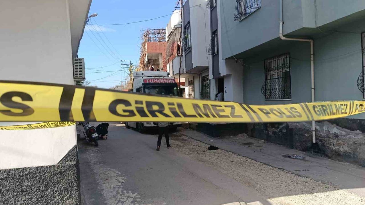 Adana'da tartıştığı dayısını sokak ortasında bacağından vurarak yaraladı; şüpheli aranıyor