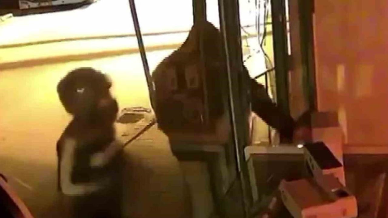 Adana'da telefoncu dükkanına parke taşıyla saldırı: Hırsızlık anları güvenlik kamerasında