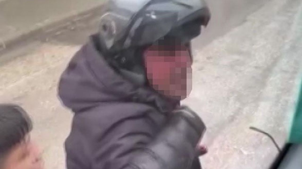 Adana’da Trafikte Yol Verme Tartışması: Motosiklet Sürücüsü Kaskıyla Servis Aracının Camını Kırdı