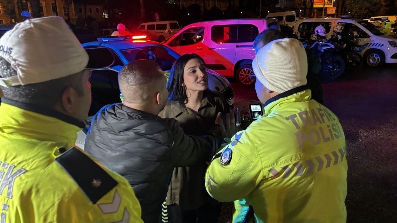 Adana'da yılbaşı trafik denetiminde alkollü sürücüler; bir kadın gazetecinin kamerasına saldırdı
