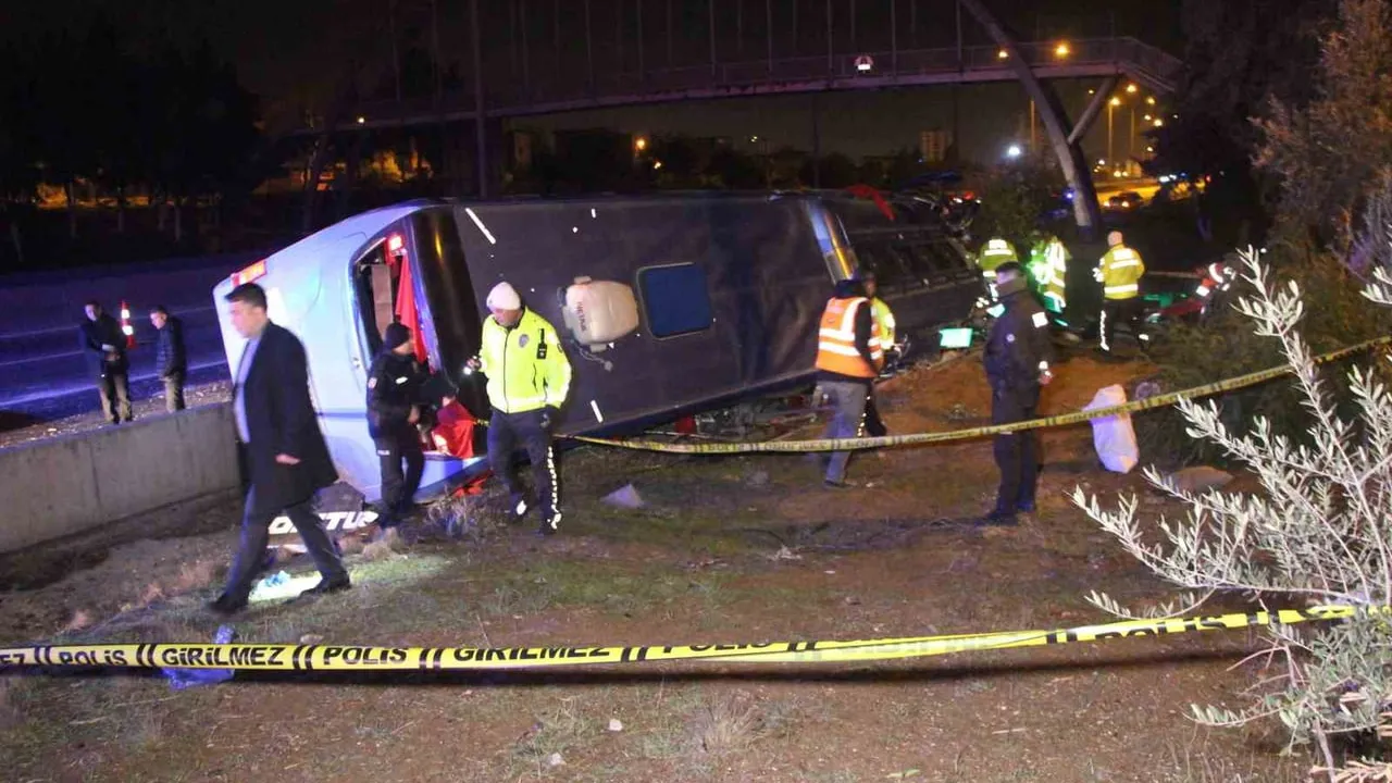 Adana'da yolcu otobüsü beton bariyere çarparak devrildi — 8 yaralı
