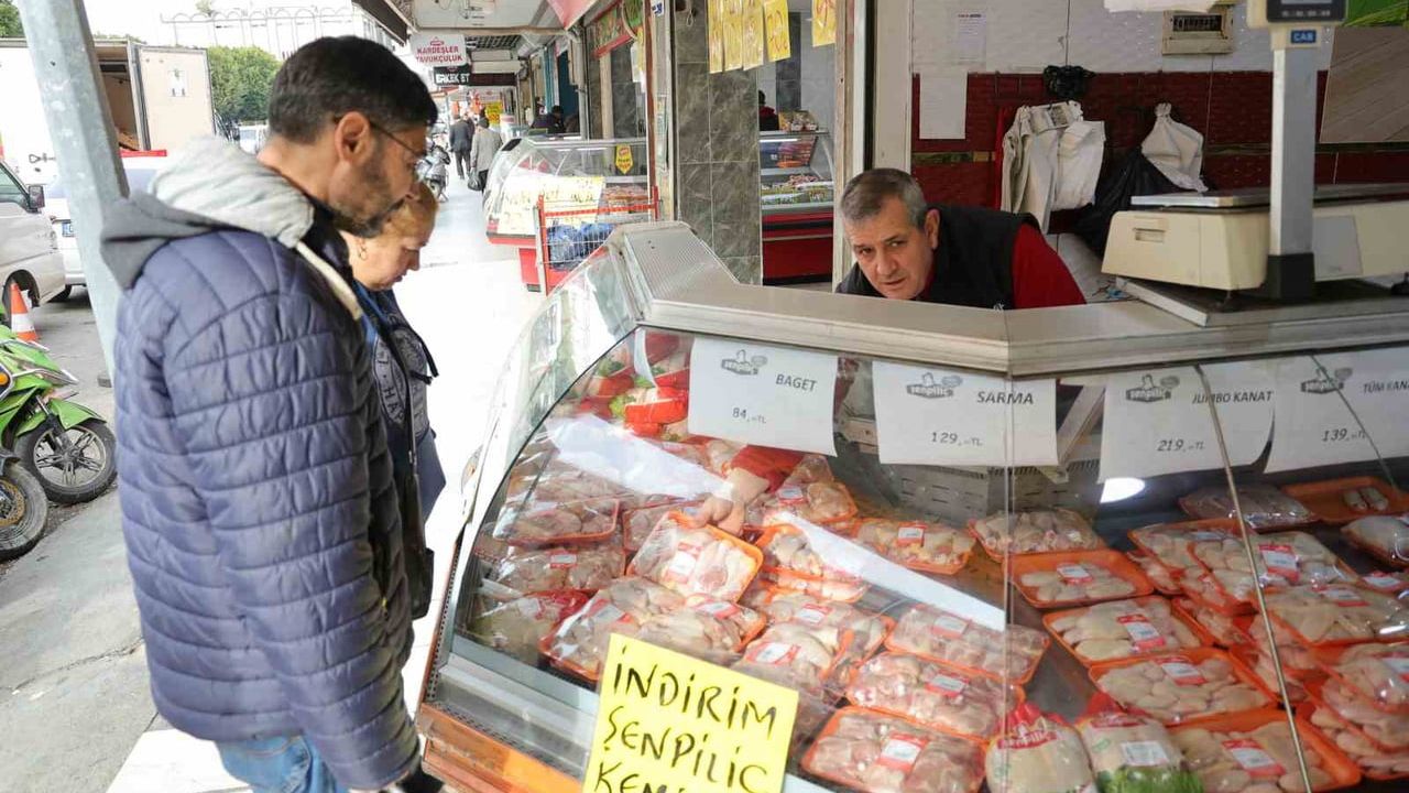 Adana’da zehirlenme endişesi ve üretim fazlası tavuk fiyatlarını sabit tuttu