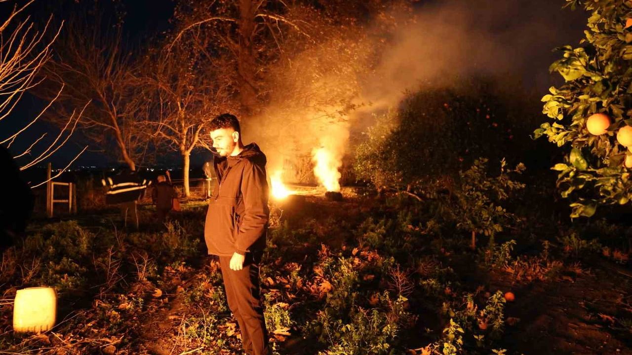 Adana'da zirai don nöbetleri: Üreticiler ateş ve dumanla ürünleri koruyor