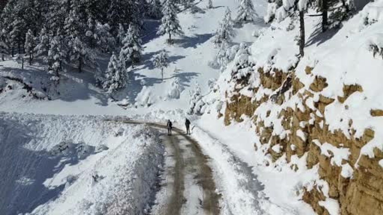 Adana Feke'de Kar 1 Metreyi Aştı: Yollar Açılıyor, Çocuklar Kızak Keyfi Yapıyor