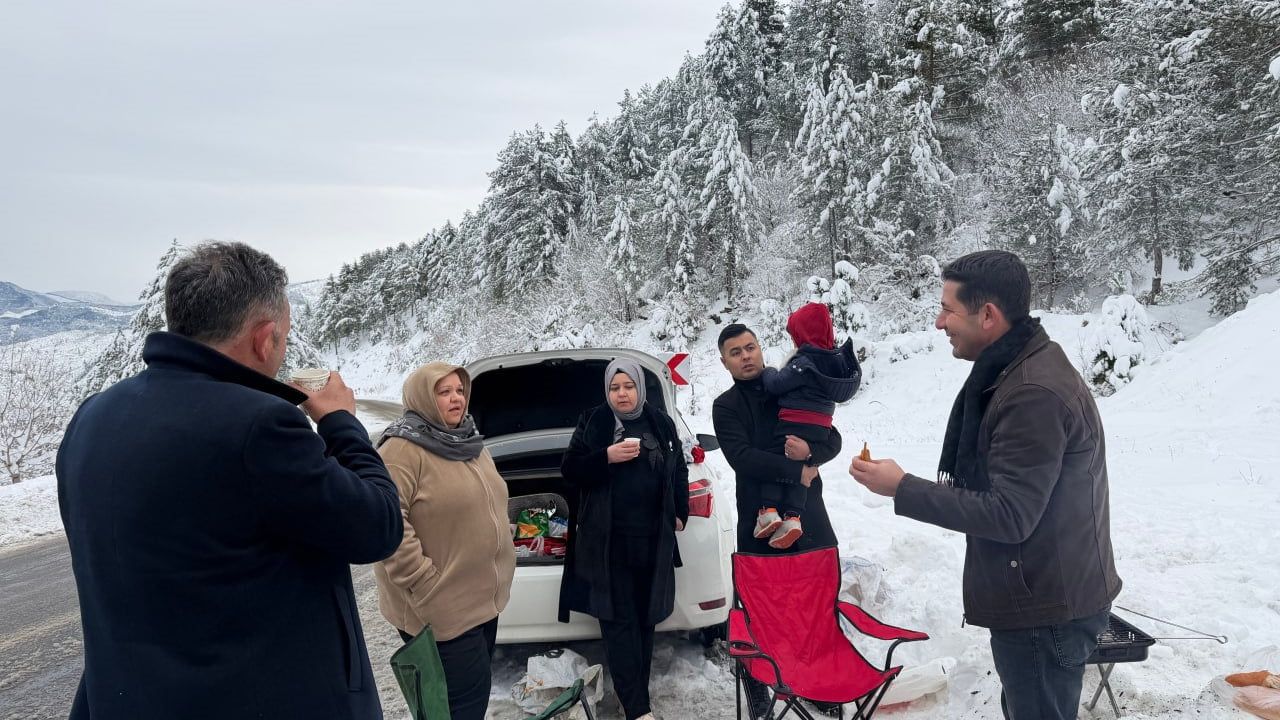 Adana Feke'de karla mücadele: Mahsur araçlar kurtarıldı, vatandaşlara sıcak içecek ikramı