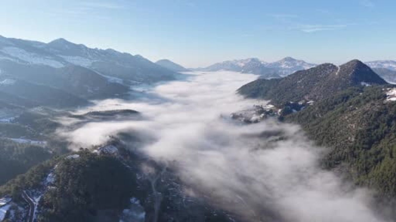 Adana Feke'de sabah sisi kızılçam ormanları ve karlı dağlarda masalsı manzara oluşturdu