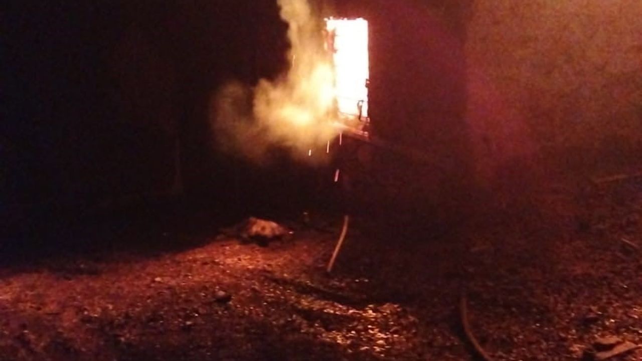 Adana Feke'de yangın: Mansurlu'daki ev ve ahır kullanılamaz hale geldi