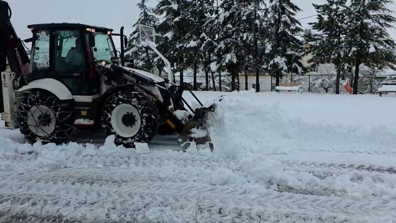 Adana'nın Tufanbeyli ilçesinde yoğun kar yaşamı etkiledi: Yollar kapandı, eğitime ara verildi