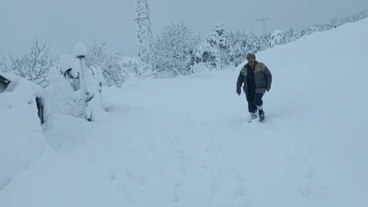 Adana'nın Tufanbeyli ve Saimbeyli'de Yoğun Kar Yağışı Köylüyü Sevindirdi