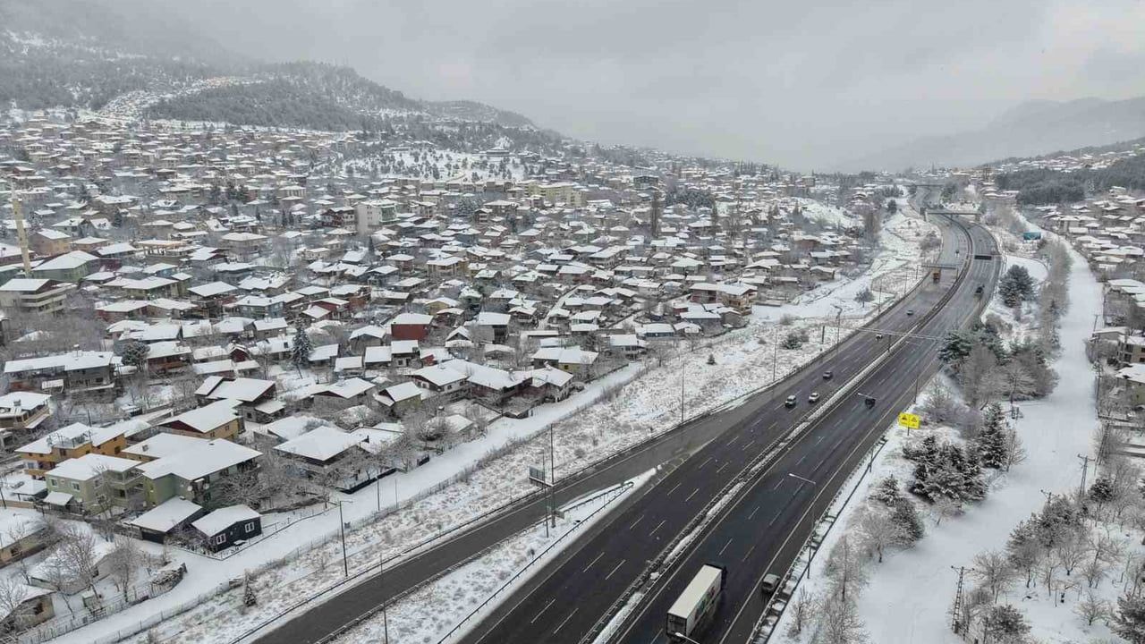 Adana Pozantı'da kar yağışıyla ilçe beyaza büründü