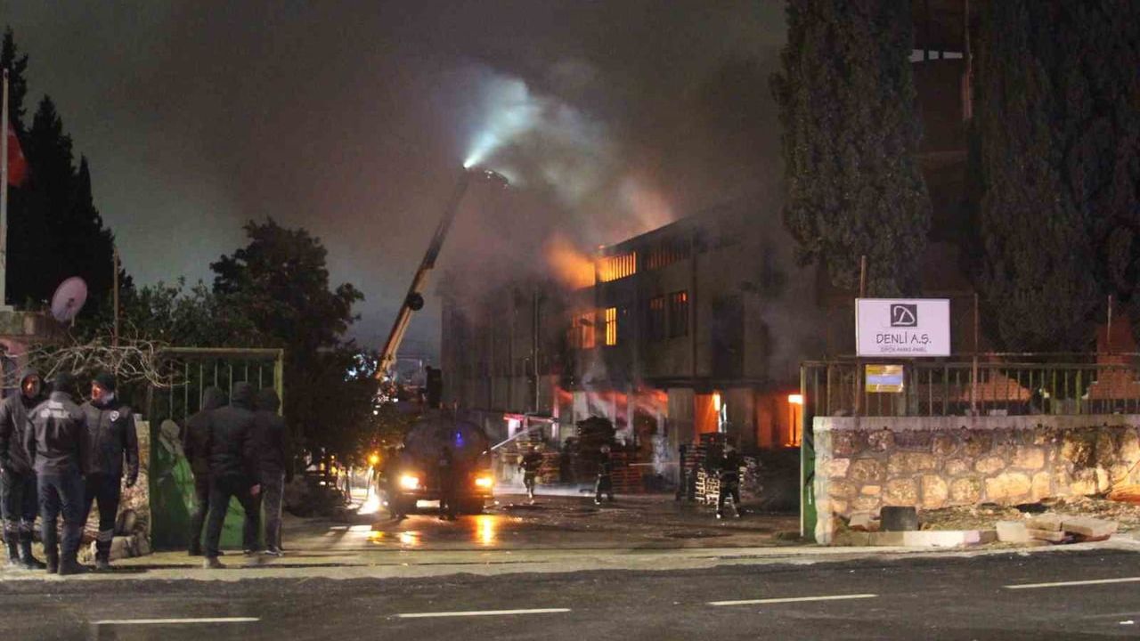Adana Sarıçam'da Denli A.Ş. fabrikasında yangın; itfaiye kontrol altına aldı, soğutma çalışması sürüyor