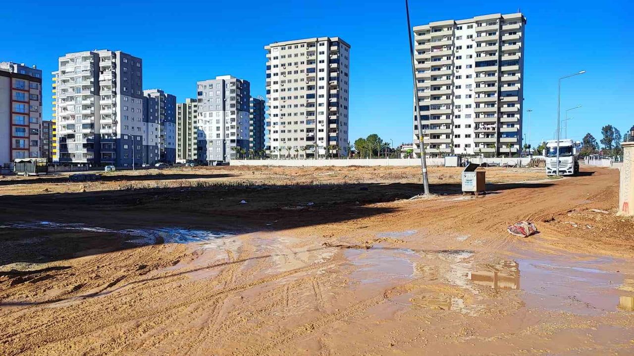 Adana Sarıçam'da Elifsu Uludağ Mahallesi'nde yol sorunu: Vatandaşlar çamur ve tozdan şikayetçi