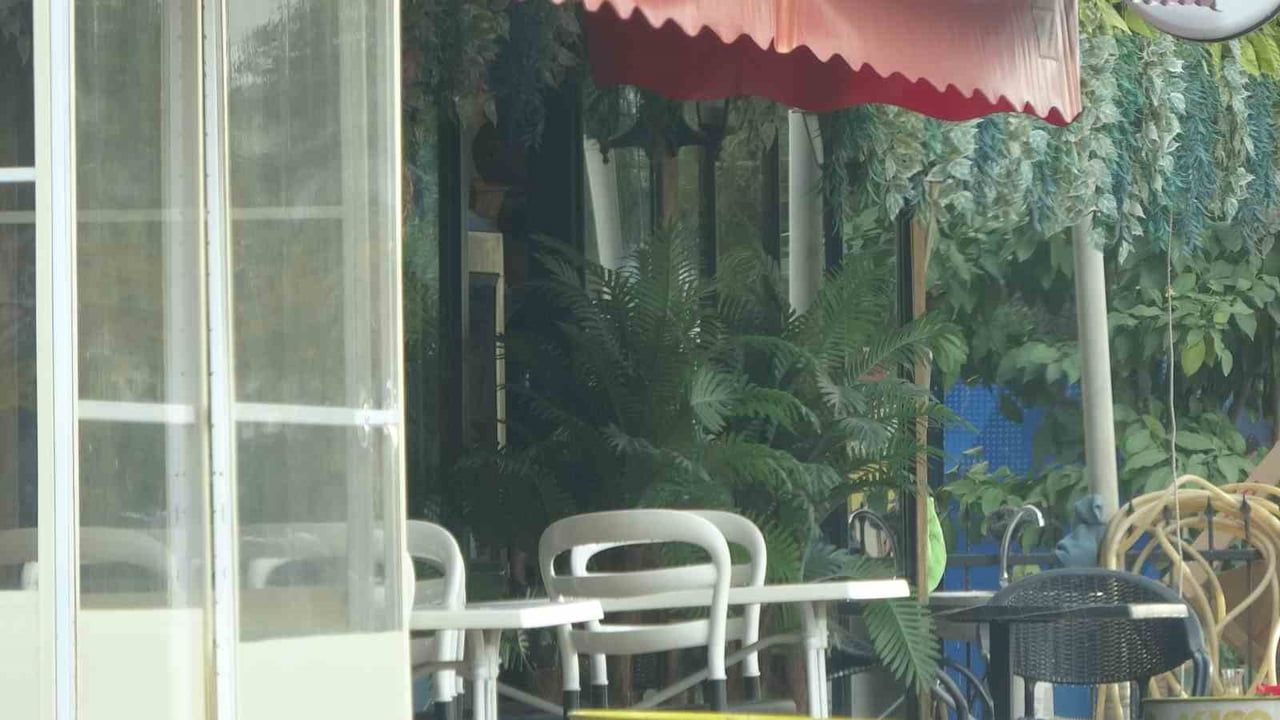 Adana Seyhan'da restoranda klima borusu patlaması güvenlik kamerasına yansıdı