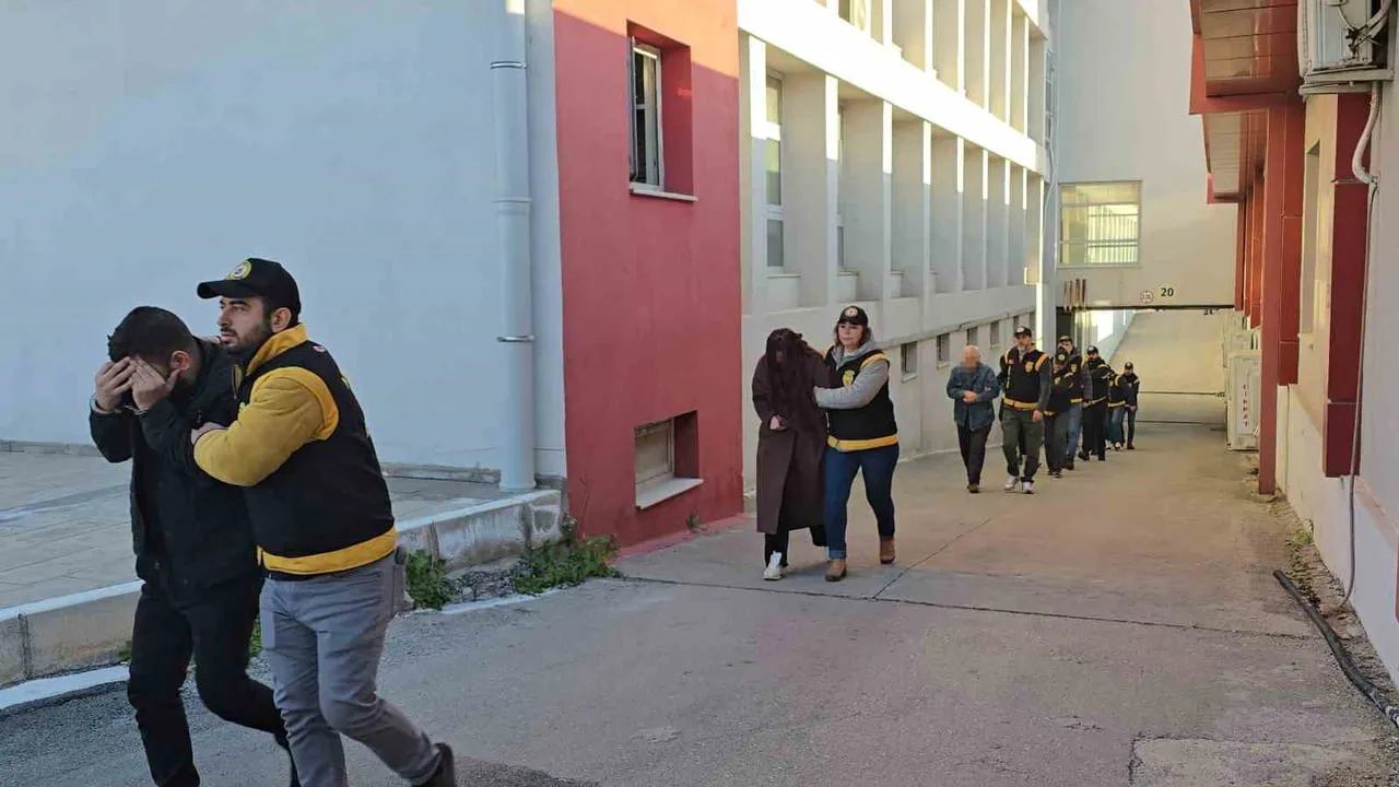 Adana ve Antalya'da masaj salonlarına operasyon: 14 kişi tutuklandı