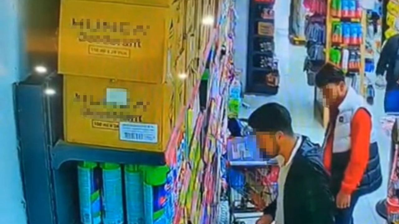 Adana Yüreğir'de iki şüpheli parfümü koklayıp çaldı; güvenlik kamerası kaydetti