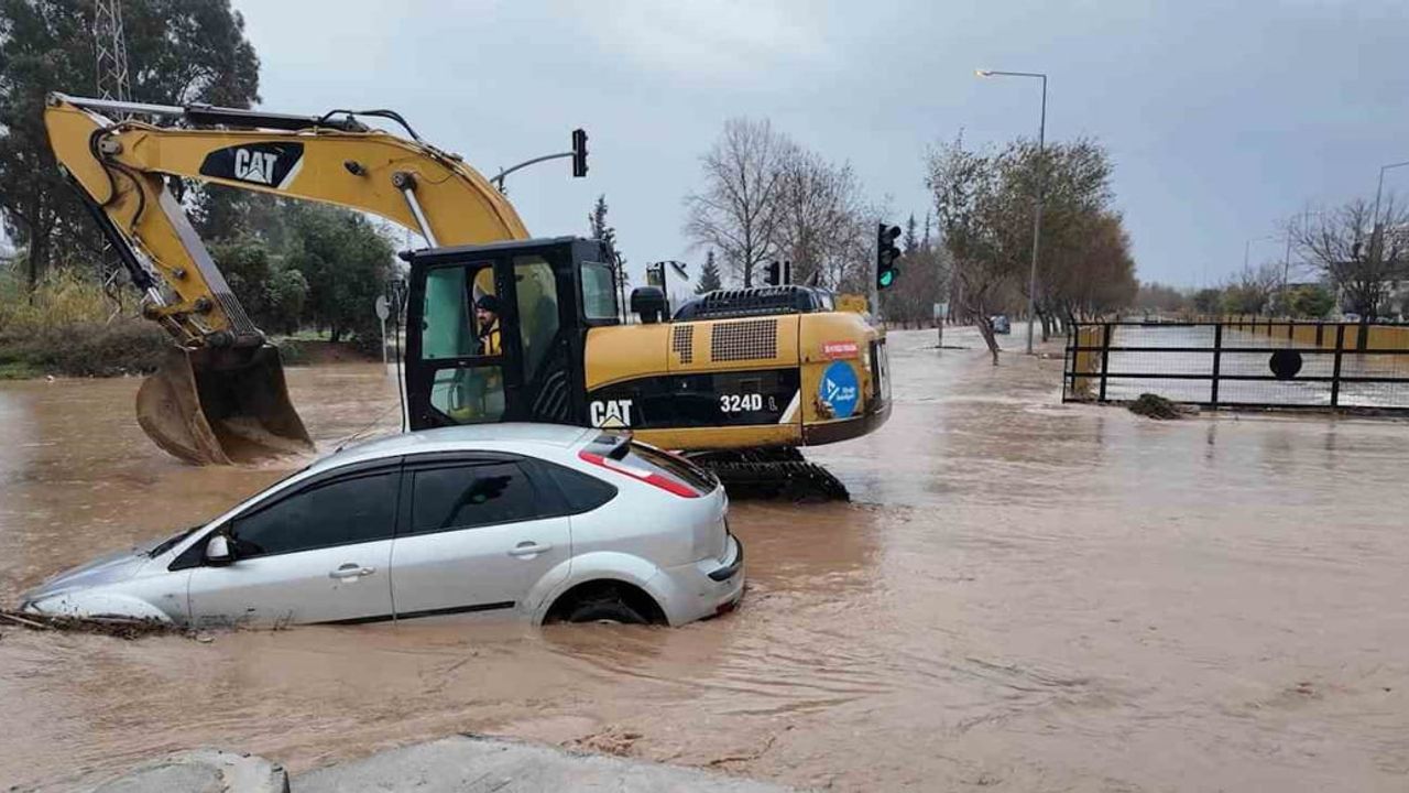 Adana Yüreğir'de sağanak sonrası minibüs üzerinde mahsur kalanlar Yüreğir Belediyesi ekiplerince kurtarıldı