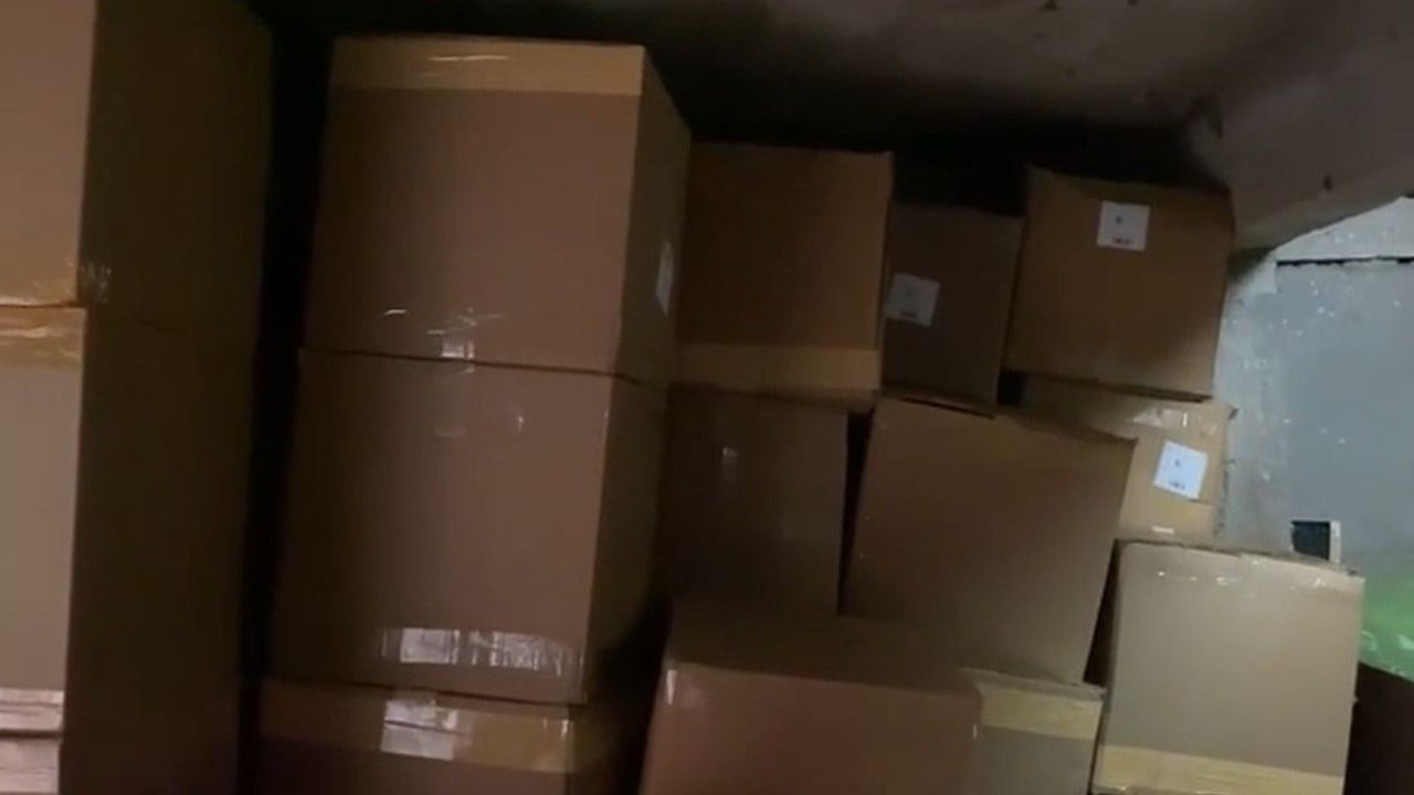 Adapazarı'nda ahırda 2 ton 385 kilogram kaçak tütün ve 372 bin 600 makaron ele geçirildi