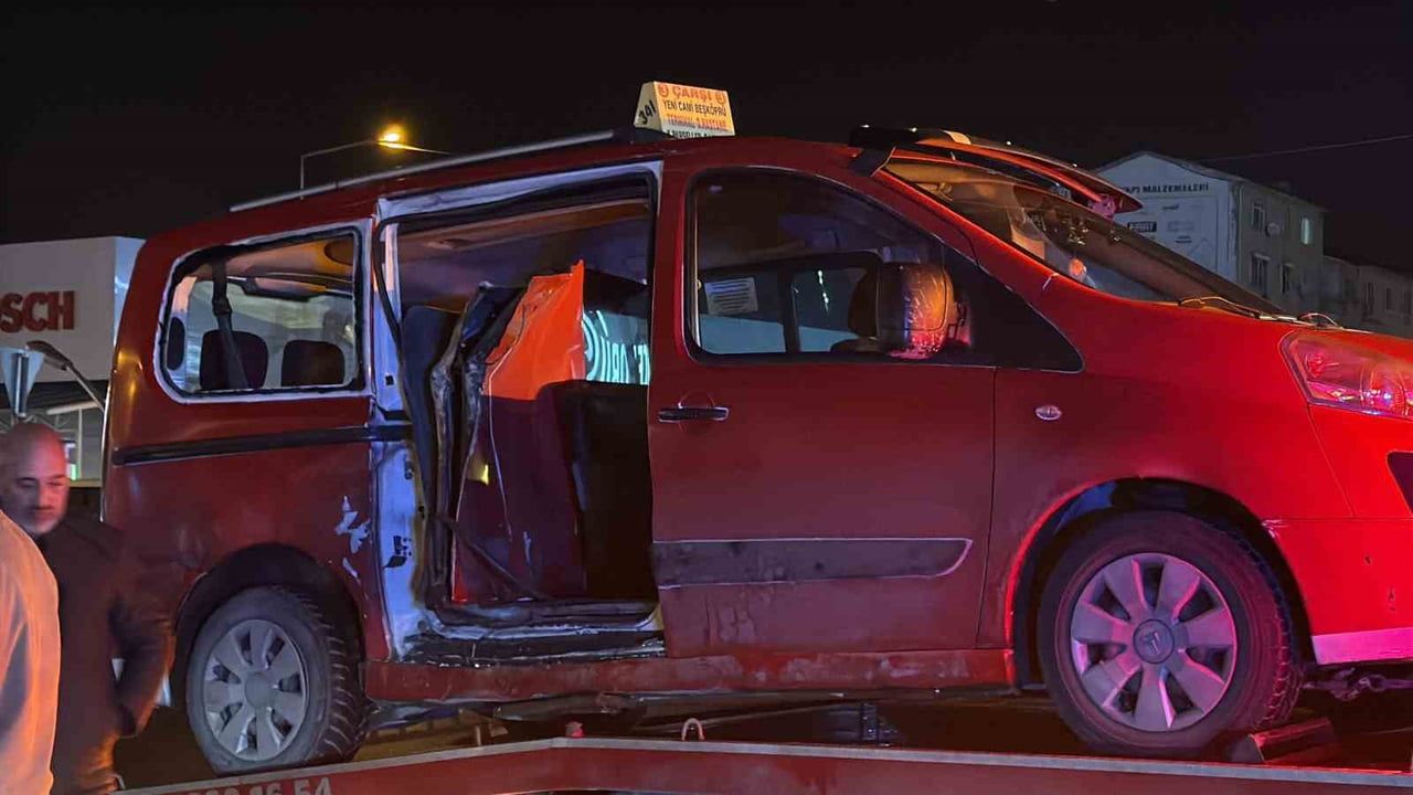 Adapazarı'nda SUV ile toplu taşıma aracının çarpışması: 5 yaralı