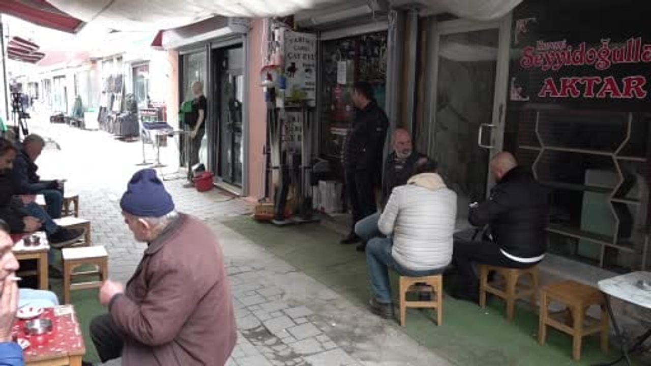 Adapazarı Uzun Çarşı'da çay ocağı duvarlarını esnaf fotoğraflarıyla Esnaf Müzesi'ne dönüştürdü