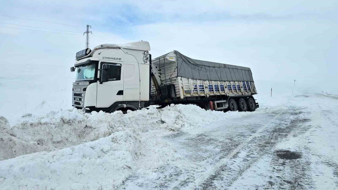 Adilcevaz'da buzlanma ve fırtına trafik kazalarına yol açtı