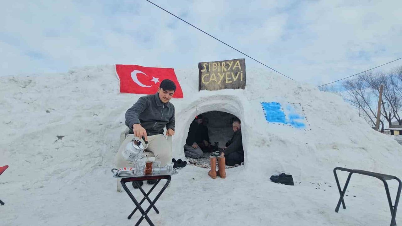 Adilcevaz’da esnaf biriken kardan çay evi yaparak kışa dikkat çekti