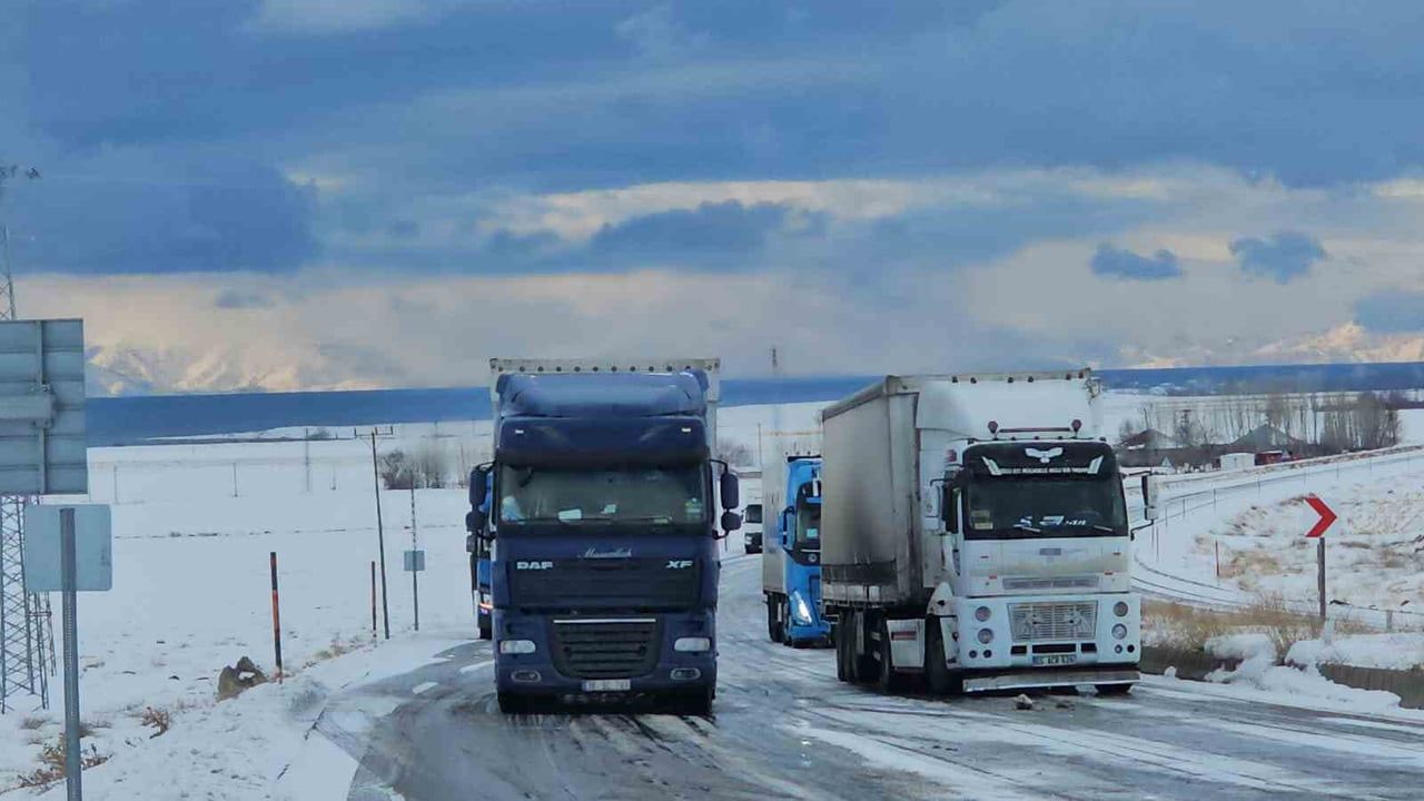 Adilcevaz'da yoğun kar ve buzlanma: onlarca araç yolda kaldı