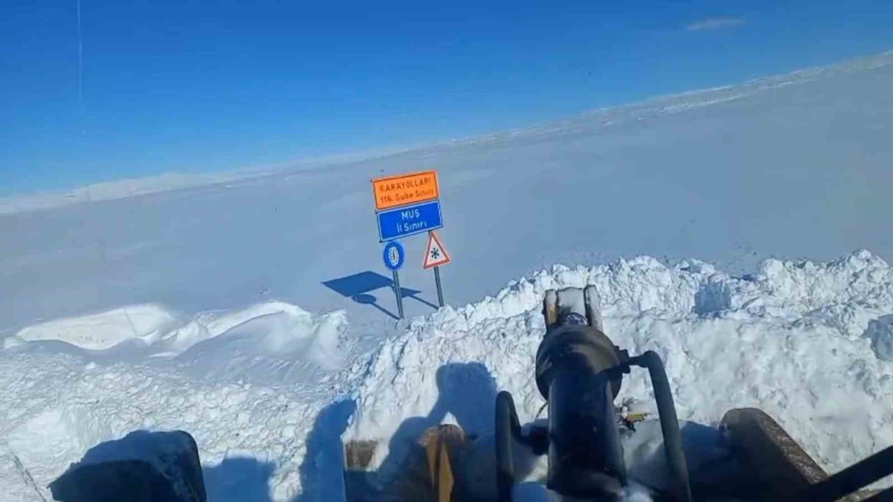 Adilcevaz-Malazgirt kara yolu üç gün süren çalışmaların ardından ulaşıma açıldı