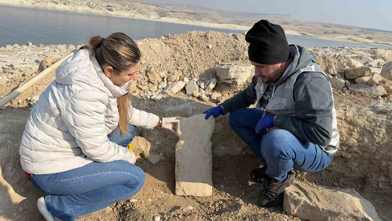 Adıyaman Atatürk Barajı'nda Göbeklitepe benzeri 'T' biçimli taşlar ve su altı duvarlar ortaya çıktı