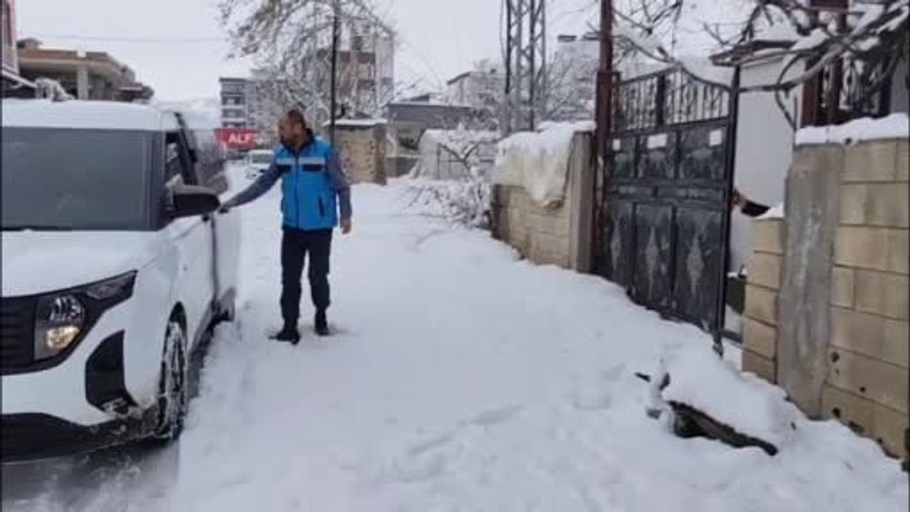 Adıyaman Belediyesi kar yağışında ihtiyaç malzemelerini evlere teslim ediyor