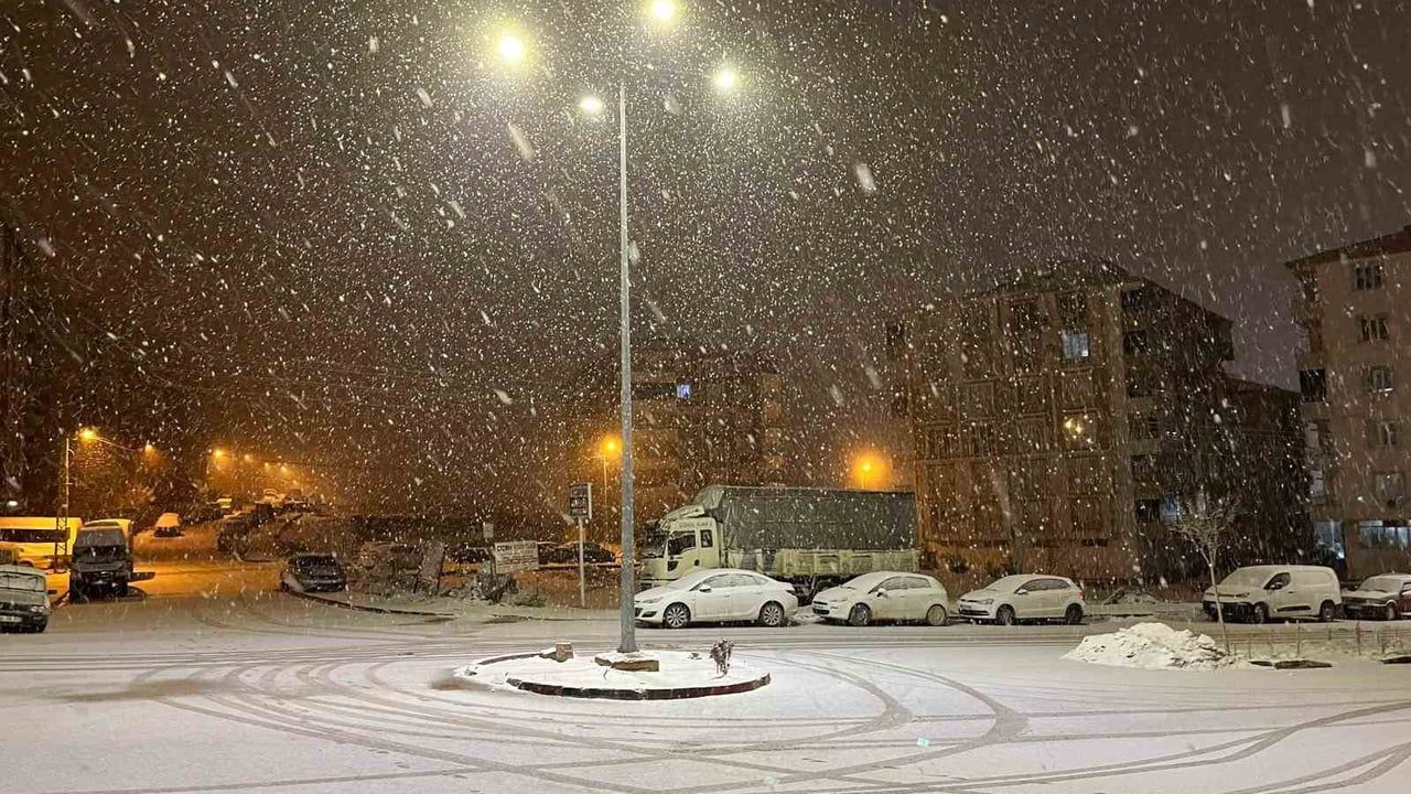 Adıyaman Besni'de Kar Yağışı Etkisini Artırdı — Ulaşım ve Görüş Mesafesi Olumsuz Etkilendi