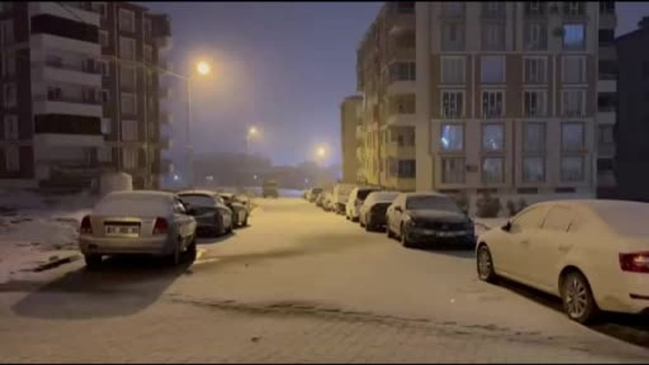 Adıyaman Besni'de kar yağışı etkisini artırdı: Ulaşım ve görüş mesafesinde aksamalar