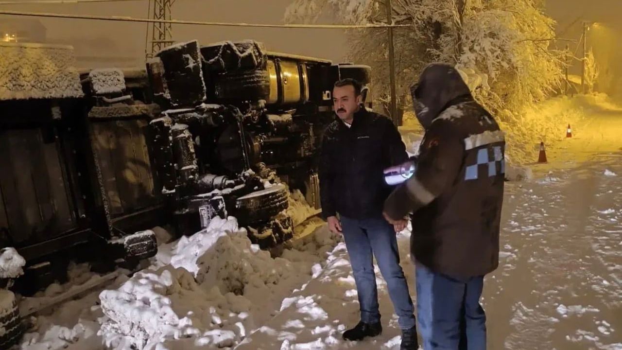 Adıyaman Çelikhan'da CNG Tankeri Kar Yağışı Nedeniyle Şarampole Devrildi
