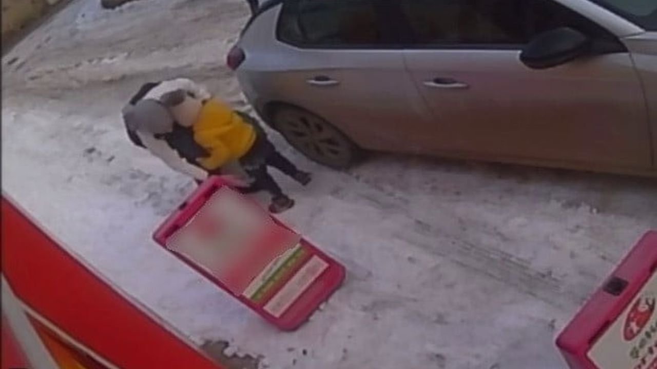 Adıyaman'da 1104 Sokak'ta buzlanma: Yayalar ve sürücüler zorlandı