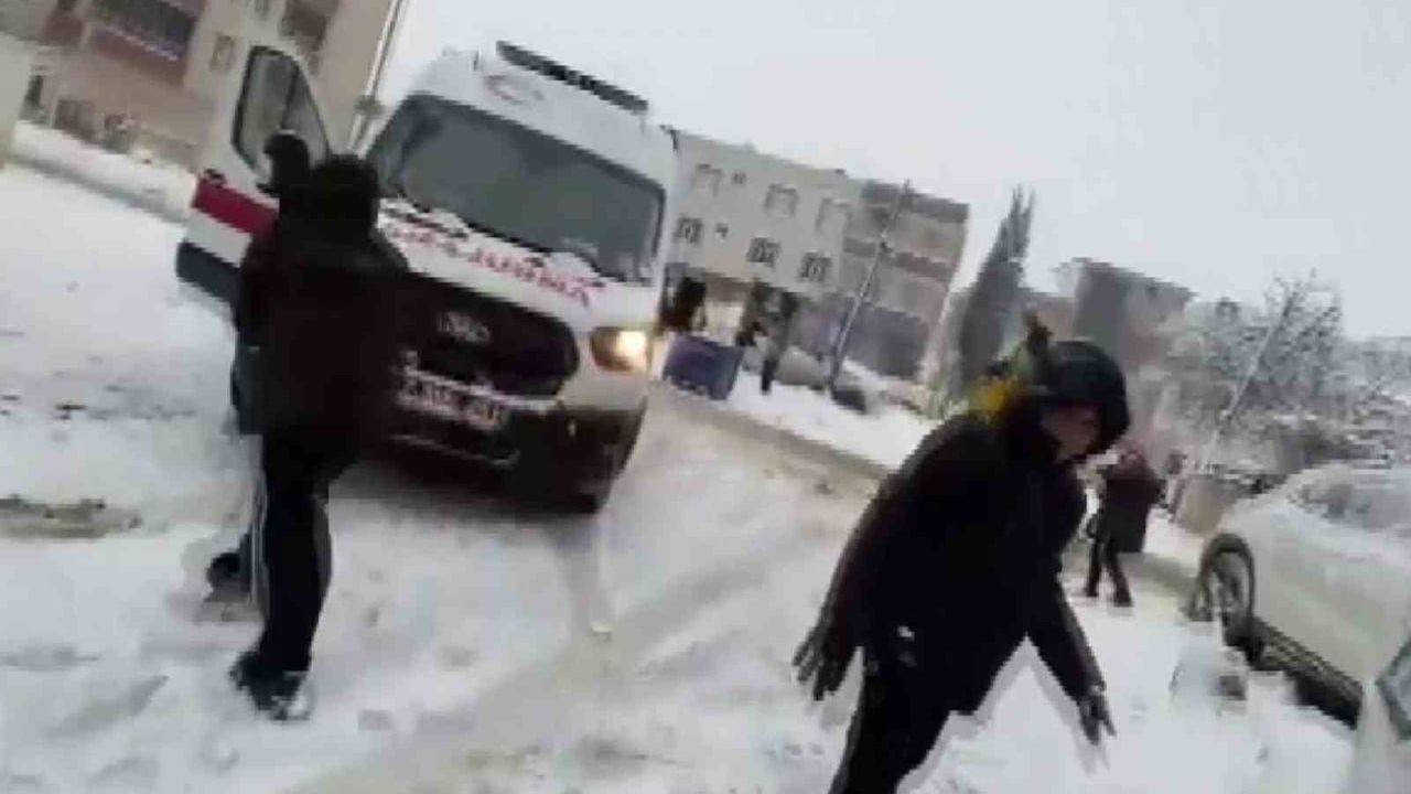 Adıyaman'da 112 ekipleri çocuklarla kar topu oynadı, yüzler güldü