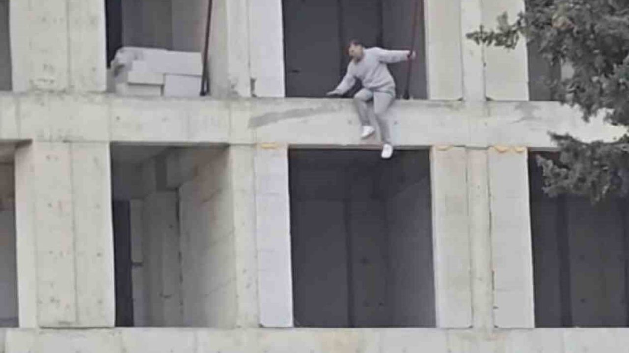 Adıyaman'da 6 katlı binanın 4. katına çıkan kişi ikna edilerek indirildi