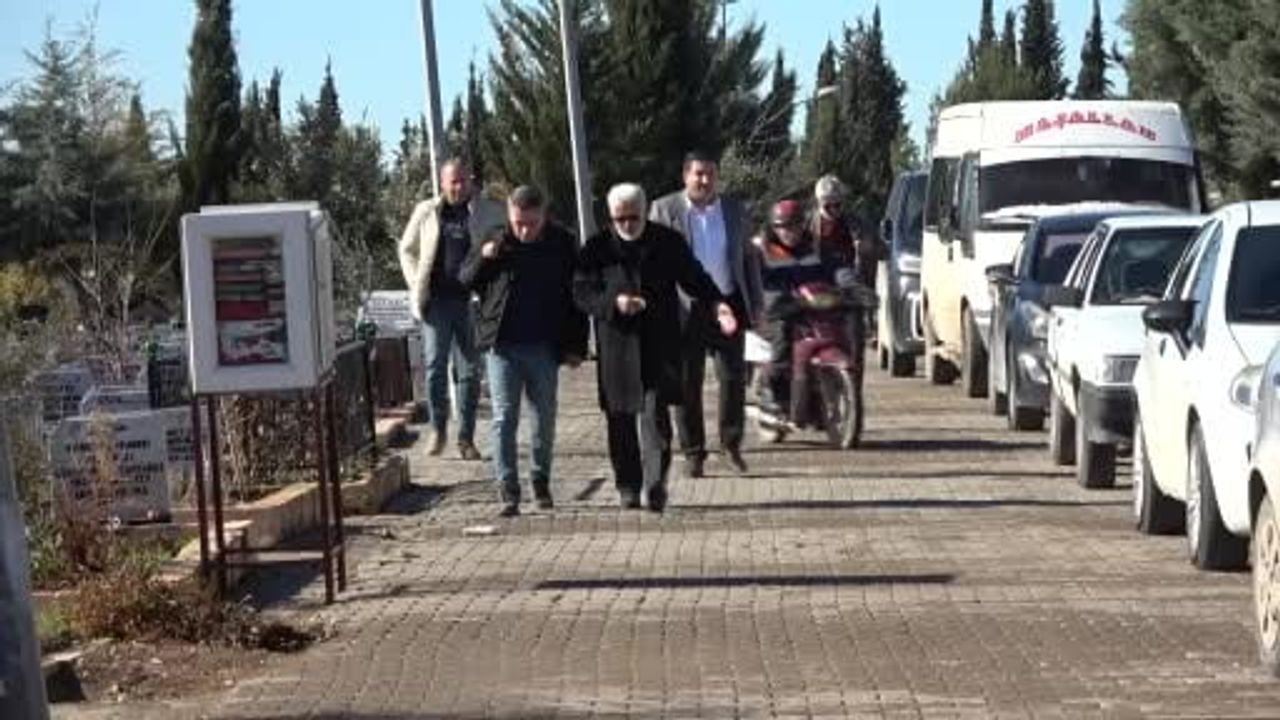 Adıyaman'da 6 Şubat depreminde hayatını kaybeden gazeteciler mezarları başında anıldı