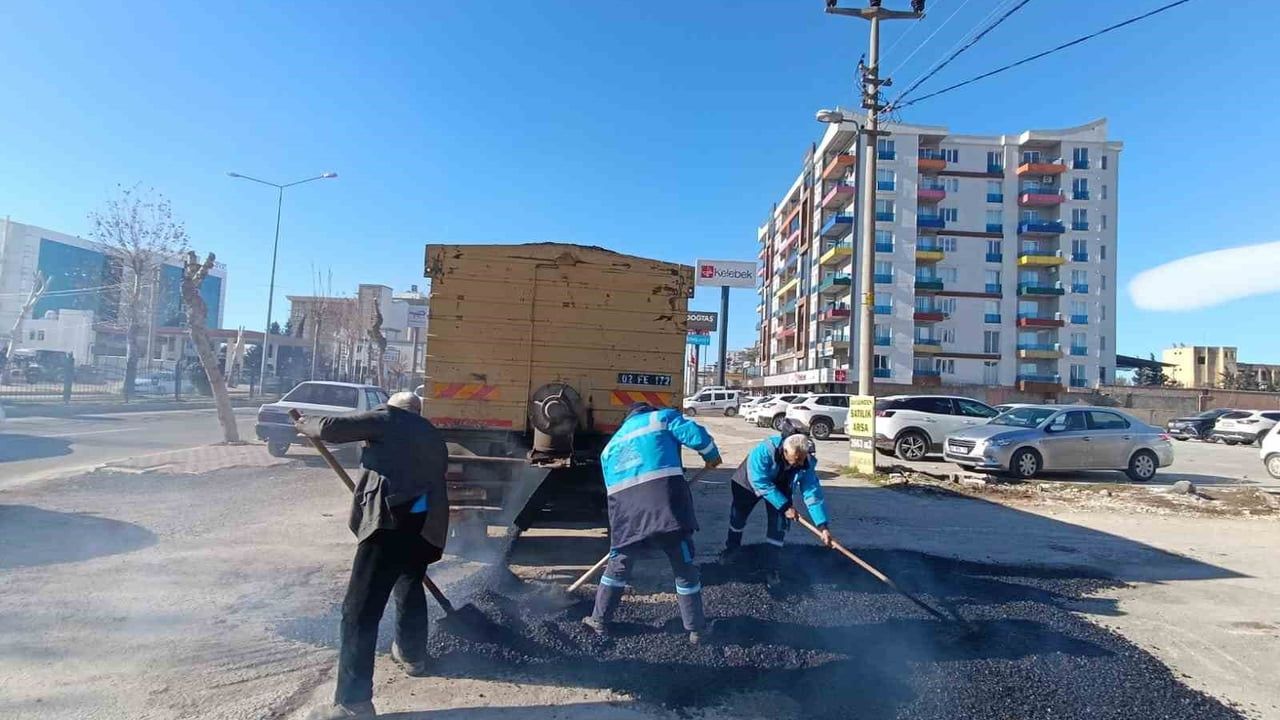 Adıyaman'da 7 mahallede eş zamanlı yol onarım çalışması