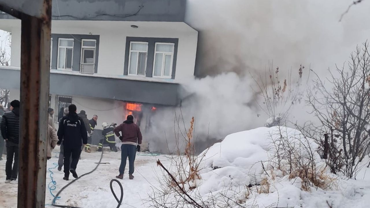 Adıyaman'da Alitaşı Mahallesi'nde ev yangını kontrol altına alındı