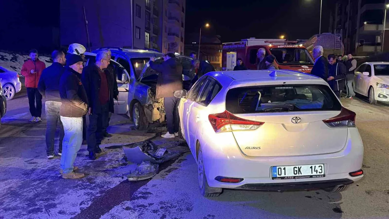 Adıyaman'da Eski Besni Caddesi'nde trafik kazası: otomobil ile hafif ticari araç çarpıştı, 3 yaralı