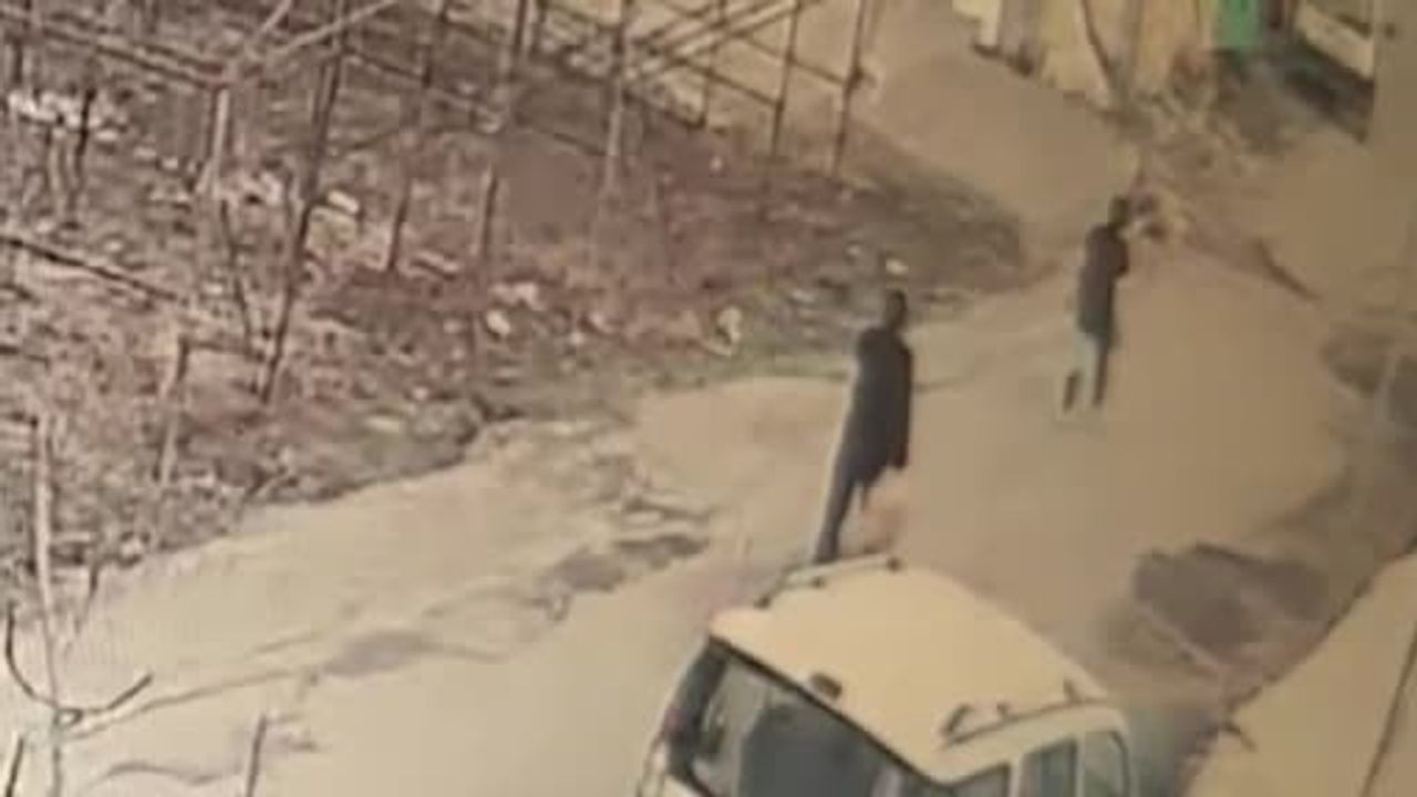 Adıyaman'da iki kadının kapı önündeki ayakkabıları çalma anı güvenlik kamerasında