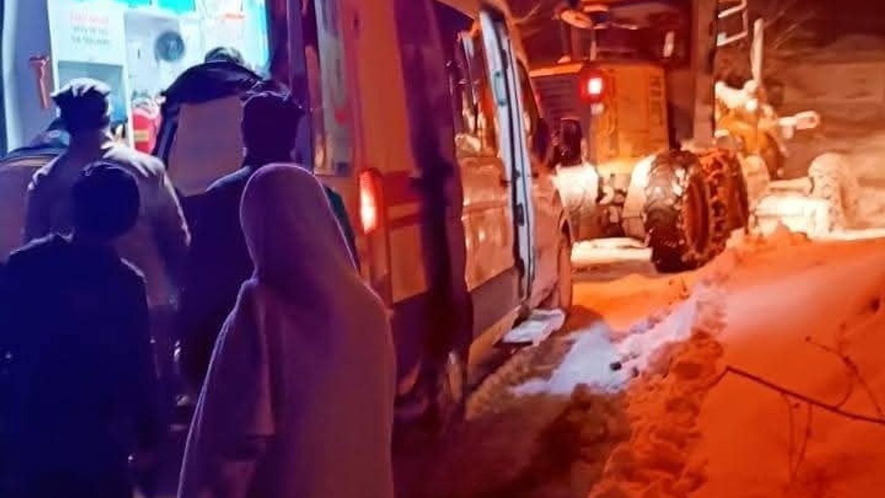 Adıyaman'da kapalı köy yolu açıldı, Hamzalar'daki hasta Gölbaşı Devlet Hastanesine sevk edildi