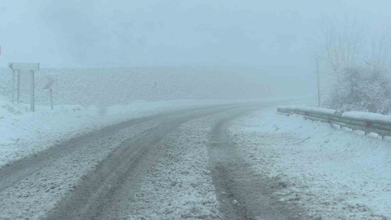 Adıyaman'da kar yağışı ulaşımı etkiledi: Adıyaman-Çelikhan Karayolu'nda araçlar mahsur kaldı