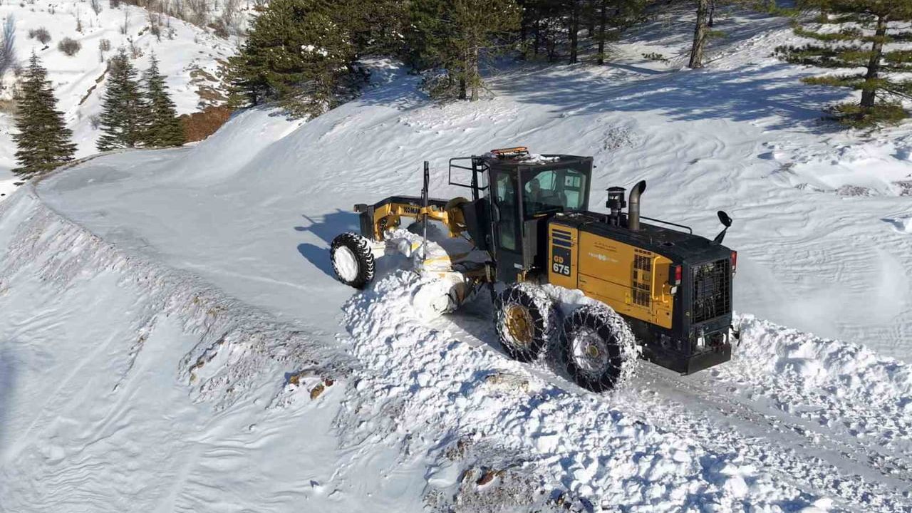 Adıyaman'da karla mücadele 7/24 devam ediyor: 87 araç, 124 personel sahada