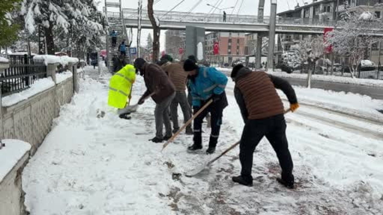Adıyaman'da Karla Mücadele Sürüyor: Kaldırımlar Temizleniyor, Ana Arterler Açık Tutuluyor